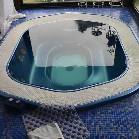 Sleeps 10 With Pool Air Con And Wifi * Toscella